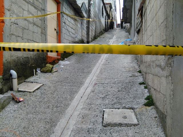 En la colonia Nuevo Amanecer, en la zona 21, muere atacada a balazos una mujer. (Foto Prensa Libre: Estuardo Paredes)