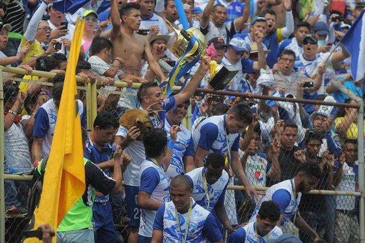 Los venados alzaron el trofeo de campeones en el Clausura 2016. (Foto Prensa Libre: Hemeroteca PL)