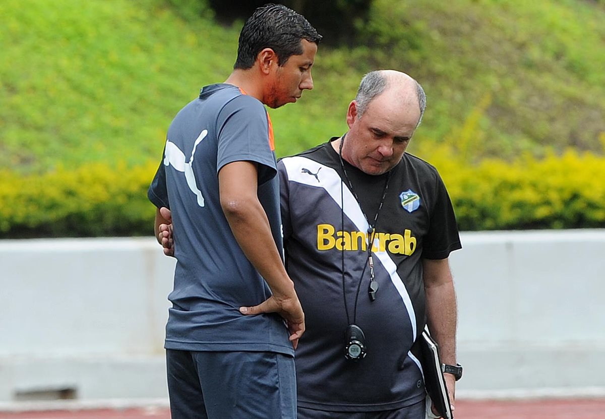 Juan José Paredes, al momento que habla con Willy Coito Olivera. (Foto Prensa Libre: Óscar Felipe)