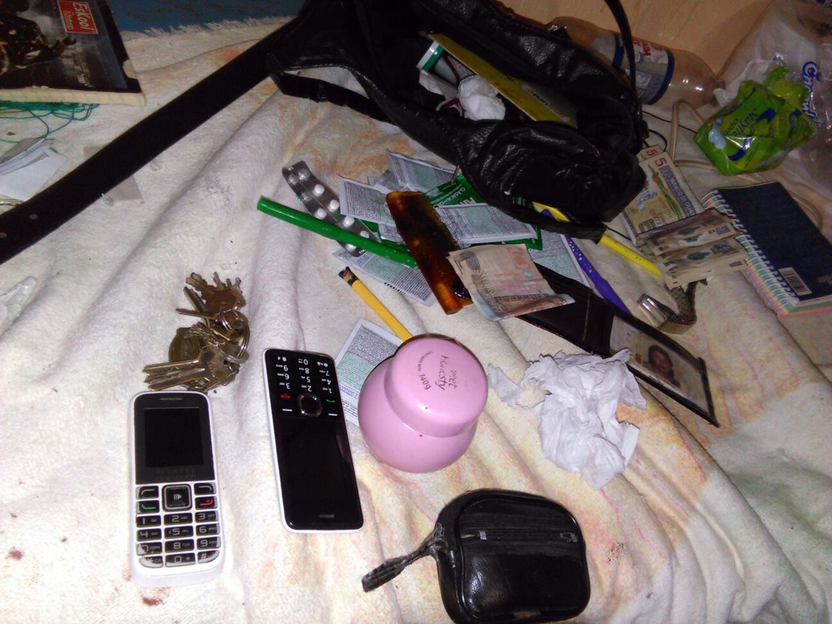 Teléfonos celulares, dinero en efectivo y tarjetas de débito y crédito de la víctima se encontraron en el escenario del crimen. (Foto Prensa Libre: Hugo Oliva)