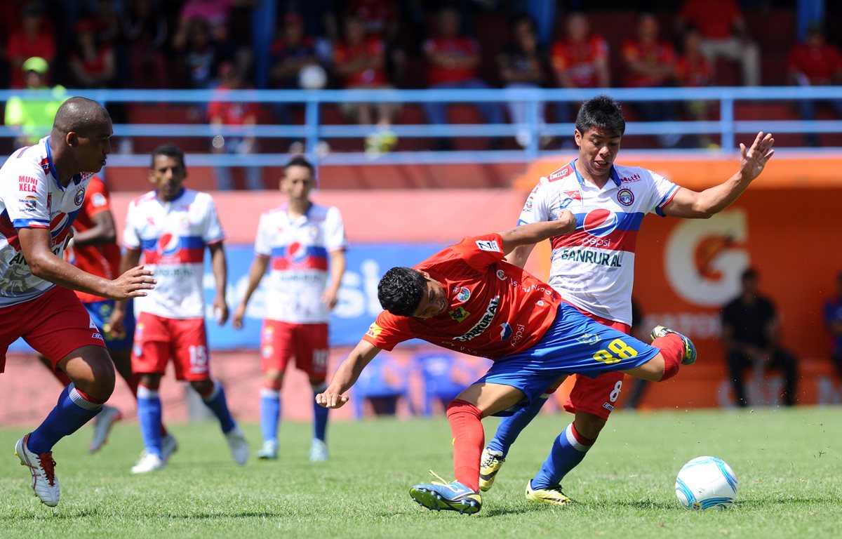 Los lanudos tuvieron un intenso duelo ante Municipal en la fecha 16 del pasado fin de semana. (Foto Prensa Libre: Francisco Sánchez)