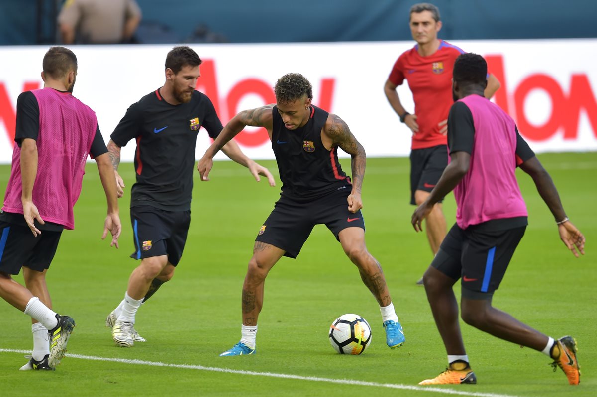 Neymar, durante la práctica del Barcelona previo a enfrentar al Real Madrid en Miami. (Foto Prensa Libre: AFP)