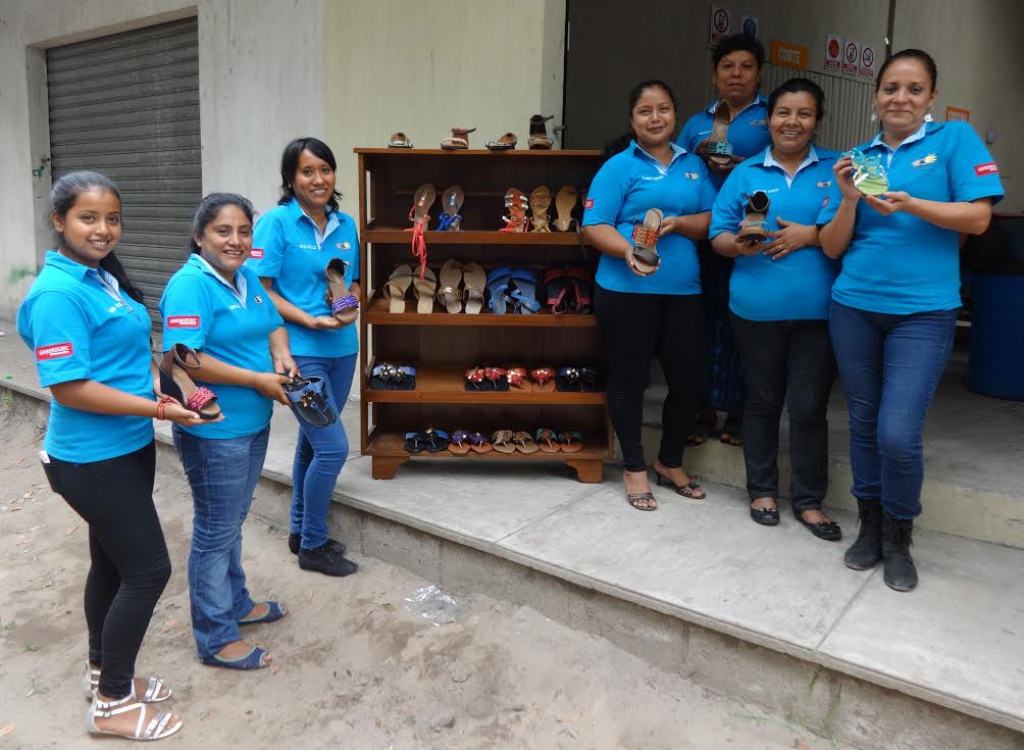 Mujeres integrantes de Calzado Nahualate muestran algunos de los diseños que ofrecen a sus clientes. (Foto Prensa Libre: Omar Méndez).