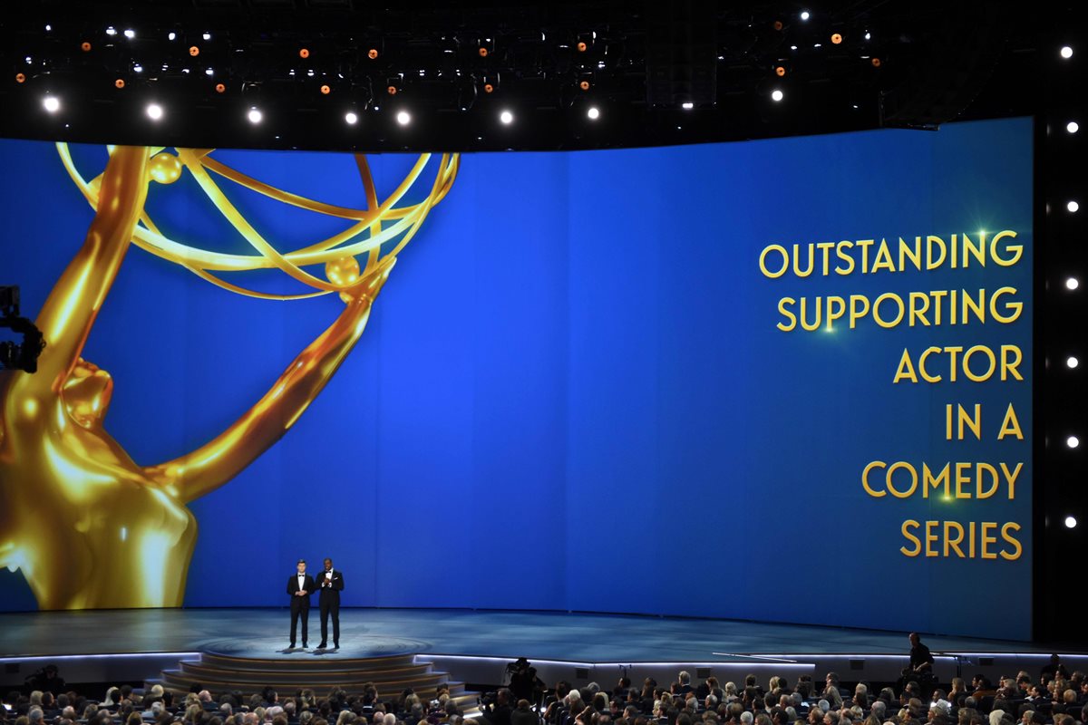 Los presentadores Colin Jost y Michael Che, en el Microsoft Theatre (Foto Prensa Libre: AFP).