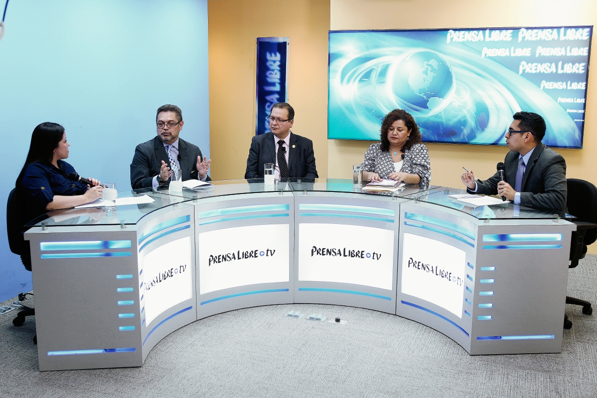 Ramiro Lorenzana, director de Pisa; Byron Arana, subgerente de Prestaciones en salud IGSS y Zulma Calderón, jefa de supervisión de hospitales de la PDH conversan con los periodistas Andrea Orozco y Ben Kei Chin (Foto Prensa Libre: E. García)