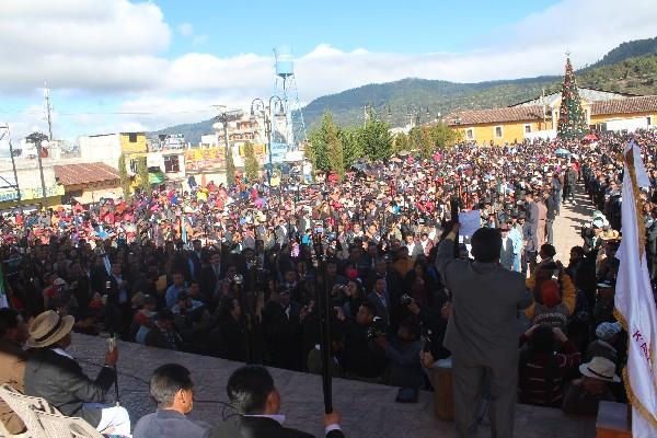 Juramentan a unos mil alcaldes comunitarios y alguaciles.