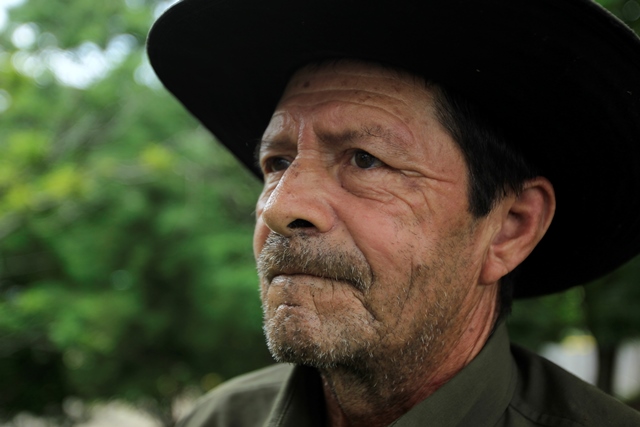 Cristóbal lleva 40 años manteniendo los jardines de la Universidad Rafael Landívar, en zona 16. (Foto Prensa Libre: Carlos Hernández Ovalle