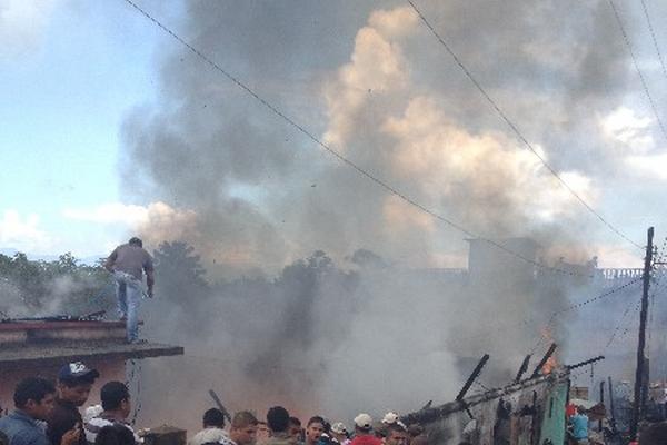 Vecinos observan   incendio en el mercado   de La Unión, Zacapa, el cual destruyó varios locales.