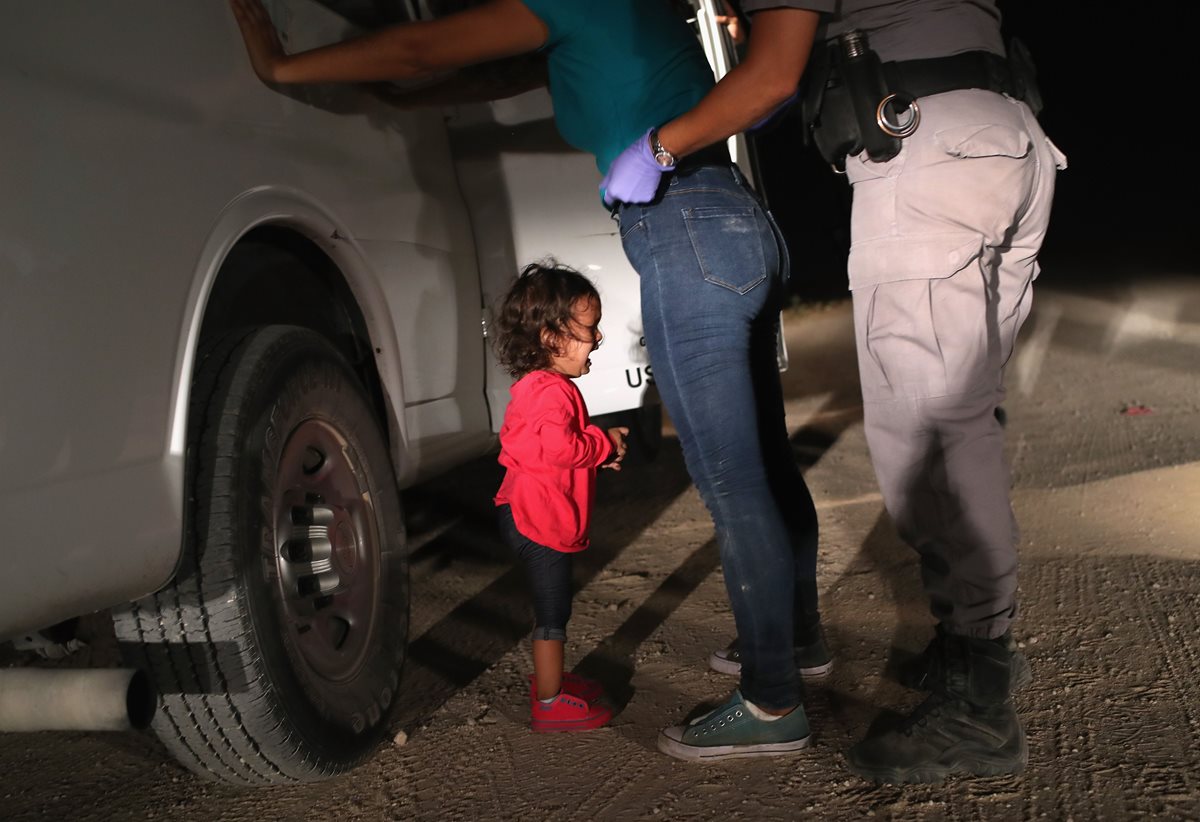 Un hondureño de dos años llora mientras que su madre solicita asilo es detenida en McAllen,Texas.(AFP).
