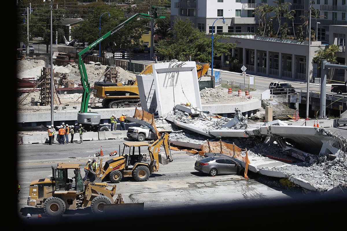 Por lo menos 6 muertos dejó el colapso del puente peatonal en Miami. (AFP).