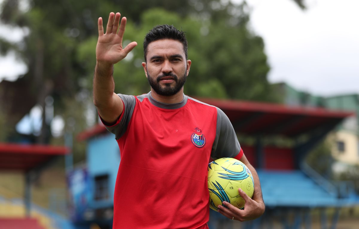 Carlos Kamiani Félix se siente feliz por sus 150 goles en la Liga Nacional. (Foto Prensa Libre: Jorge Ovalle)