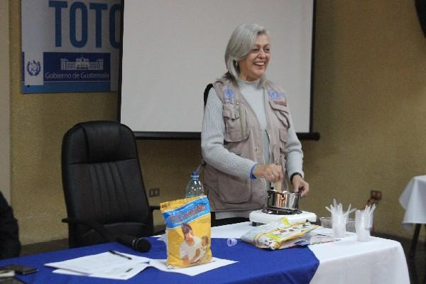 Una oficial de nutrición  del PMA prepara el puré Mi Comidita, durante la presentación del suplemento nutritivo en Totonicapán,  con el cual buscan  evitar más casos de desnutrición.