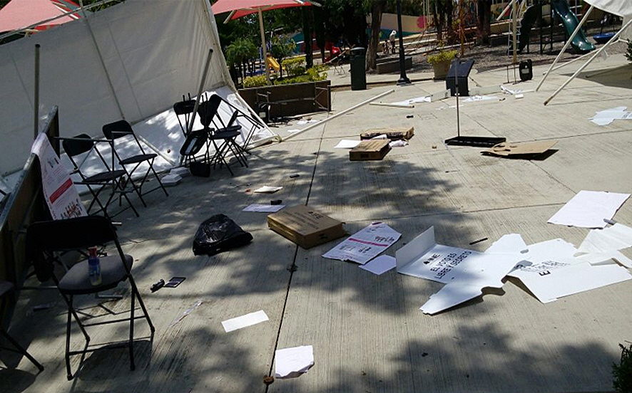 Un puesto de votación en Huajuapan de León, Oaxaca, fue saqueado por inconformes  quienes pretendían boicotear el proceso electoral en México. (Foto Prensa Libre: EFE).