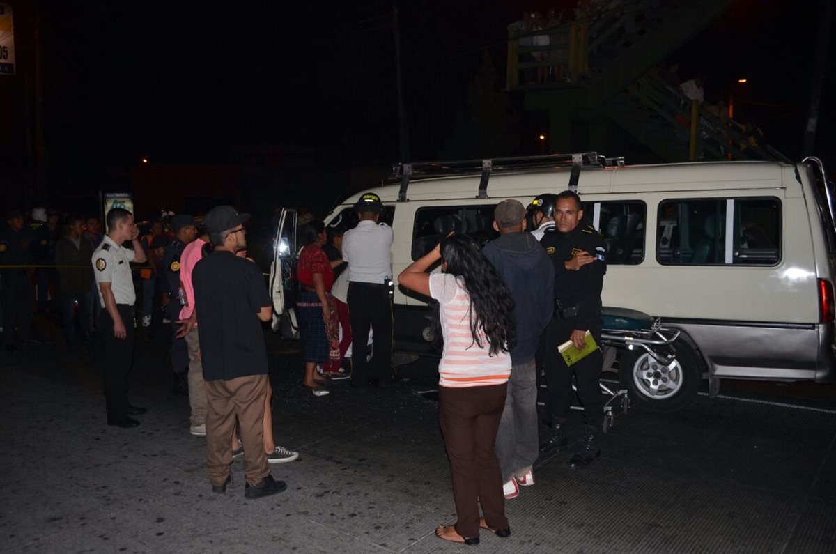 El piloto del microbús fue identificado como Kevin Rolando Pineda Yol, de 22 años. (Foto Prensa Libre: CVB).
