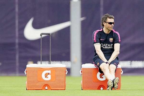 Luis Enrique, durante el entrenamiento de su equipo en la ciudad deportiva Joan Gamper, en la víspera del partido de liga que les enfrenta mañana al Córdoba. (Foto Prensa Libre: EFE).