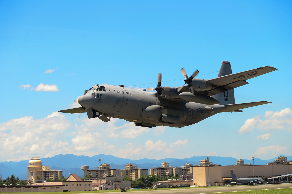 Prototipo C-130 Hercules, el otro modelo involucrado en la colisión. (Foto Prensa Libre: AFP)