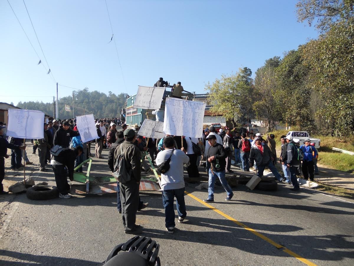 Automovilistas quedan atrapados en bloquo efectuado en la ruta Interamericana. (Foto Prensa Libre: Héctor Cordero)