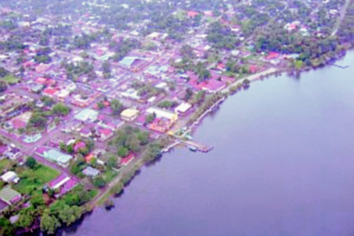 Vista aérea  de El Estor, Izabal, de donde era originario el agente César Saúl Leiva Morataya, hermano del alcalde Sóstenes Leiva. (Foto Prensa Libre: Internet)