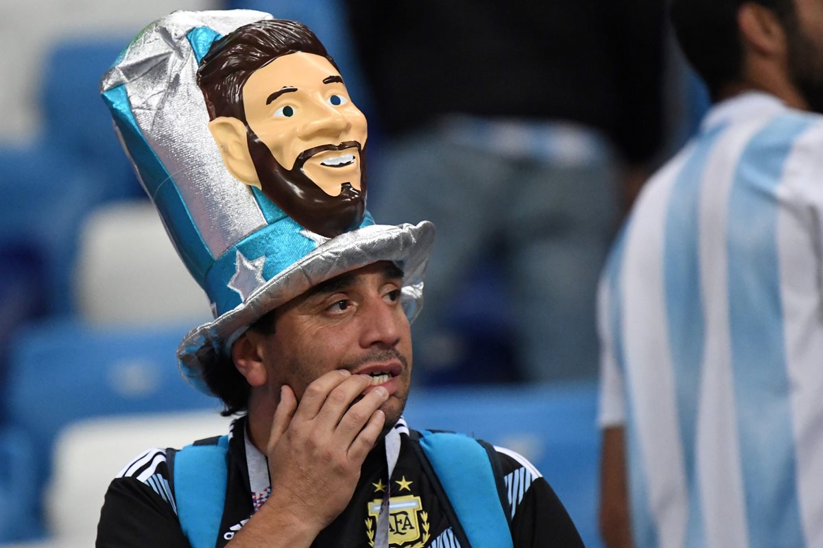 Un aficionado de la Selección de Argentina sufre tras el partido contra Croacia. (Foto Prensa Libre: AFP)