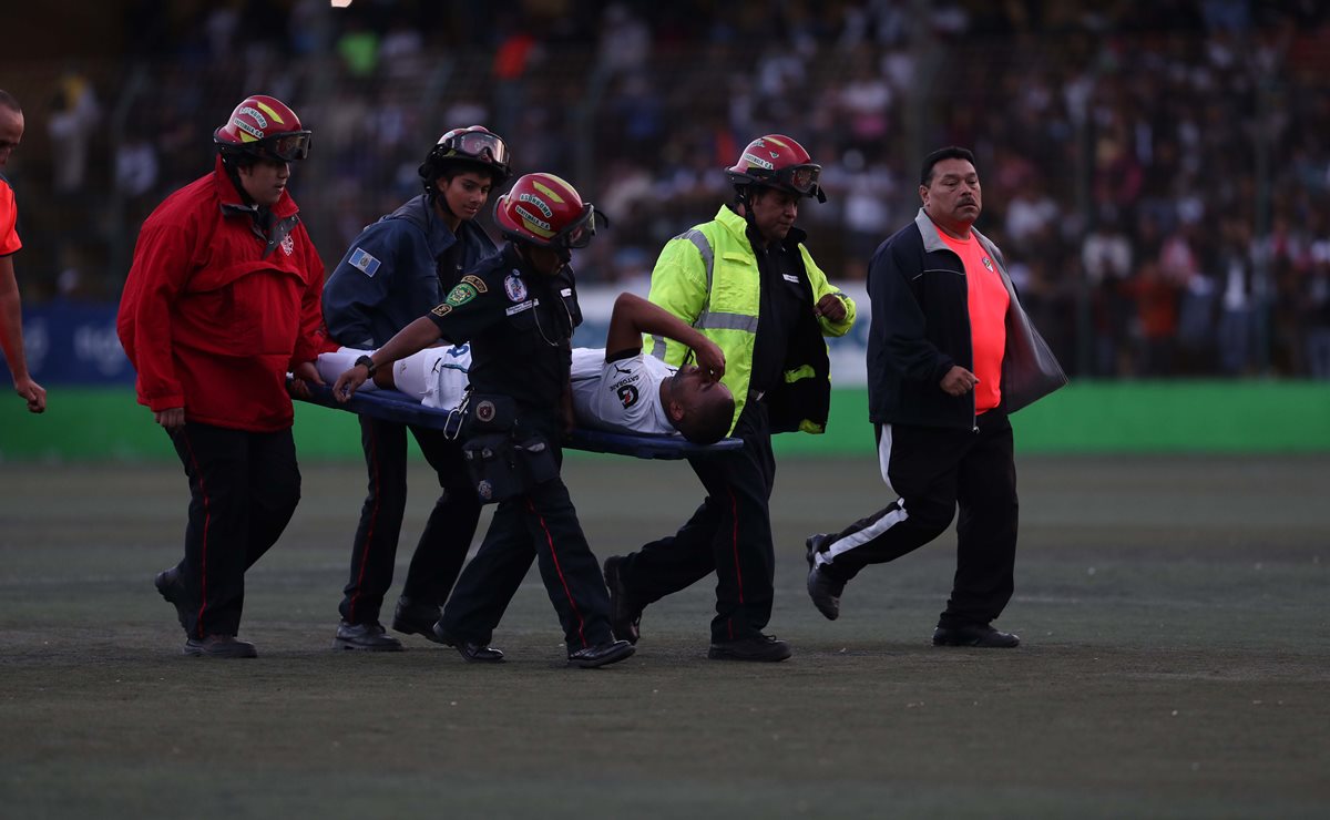 El mediocampista tico Manfred Russell sufrió una lesión en su rodilla derecha en el juego contra Antigua GFC y será baja por dos semanas con los albos. No estará en el Clásico 301 (Foto Prensa Libre: Francisco Sánchez)