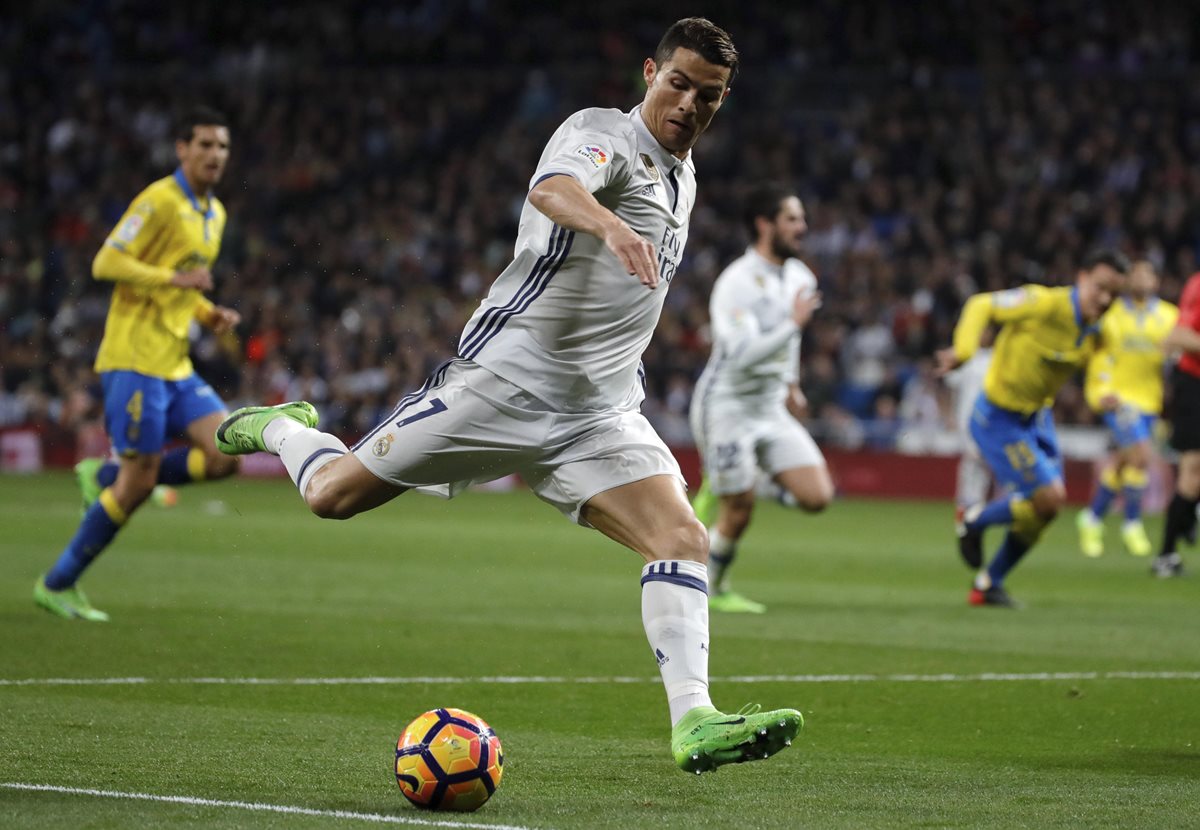 Cristiano domina el balón dentro del área durante el duelo que consiguió dos anotaciones. (Foto Prensa Libre: EFE)