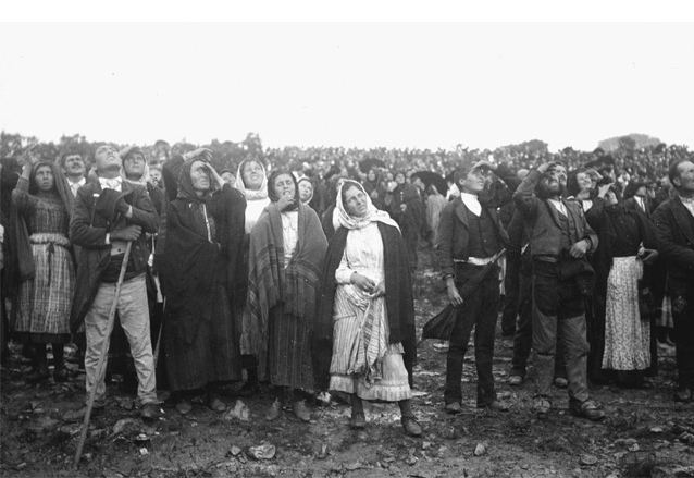 Las crónicas periodísticas estimaron que 70 mil personas se encontraban en el llano de Fátima y presenciaron como "bailó el Sol", considerado el milagro de la Virgen. (Foto: Internet).