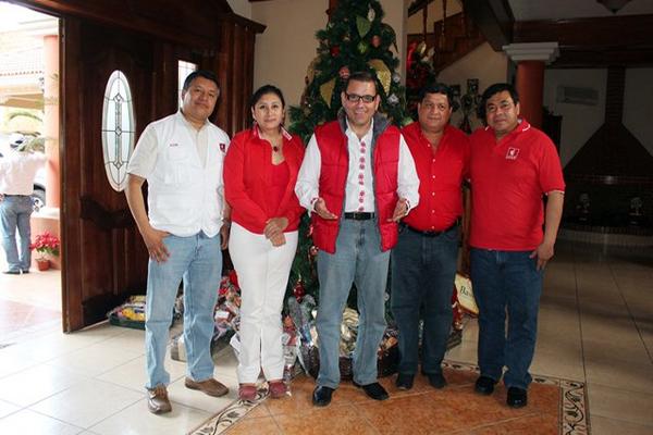 Manuel Baldizón junto a diputados del Líder dieron la bienvenida a un legislador del PP que ya se adhirió a la bancada de oposición. (Foto Prensa Libre: Edwin Perdomo)<br _mce_bogus="1"/>