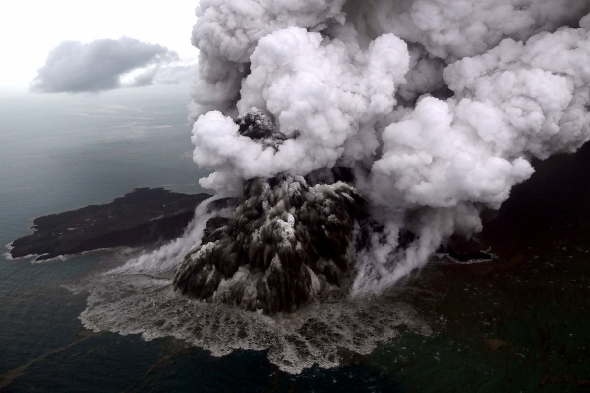 El volcán Krakatoa de Anak en plena erupción en el estrecho de Sunda, Sumatra, Indonesia.