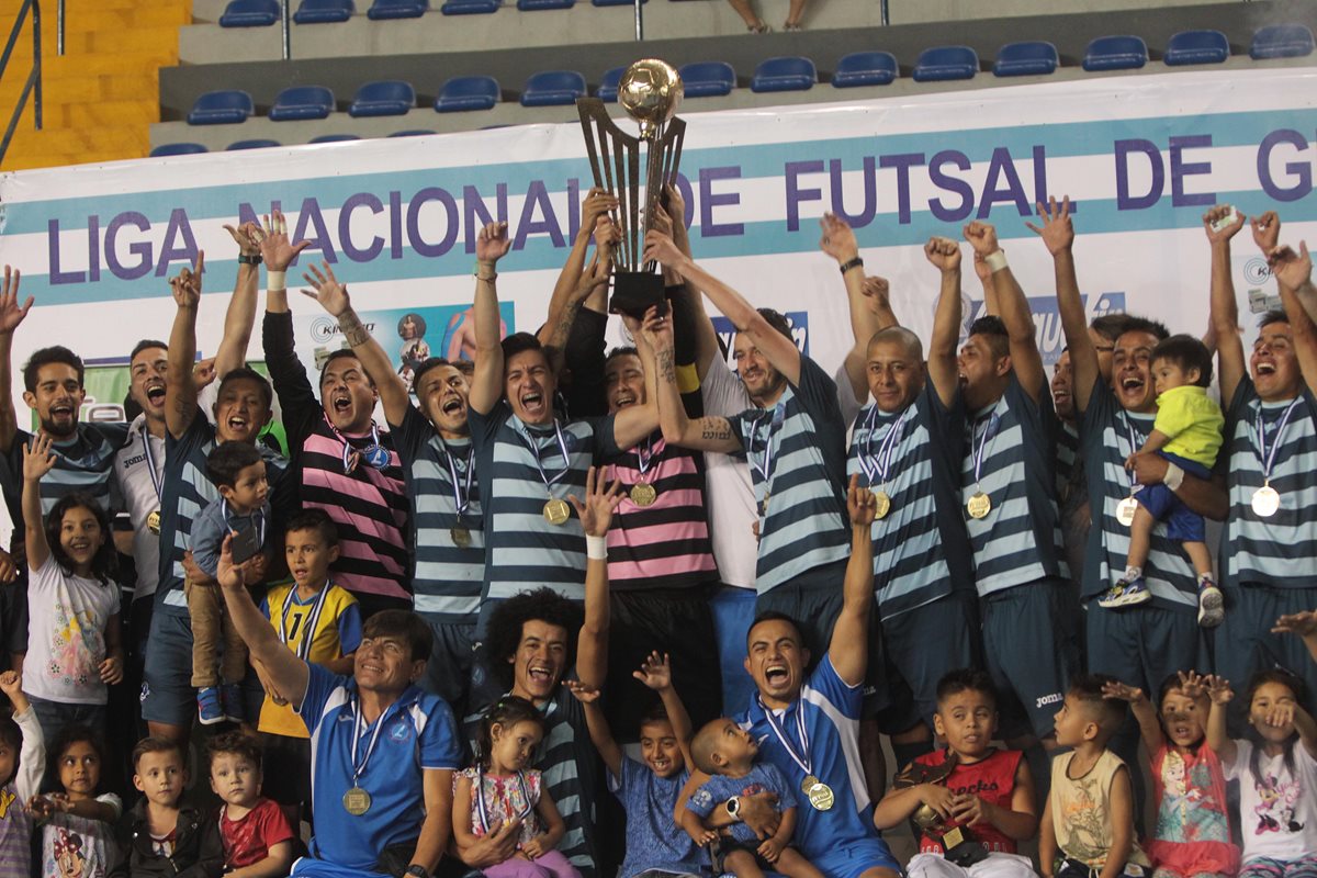 Los jugadores de Farmacéuticos levantan la copa.