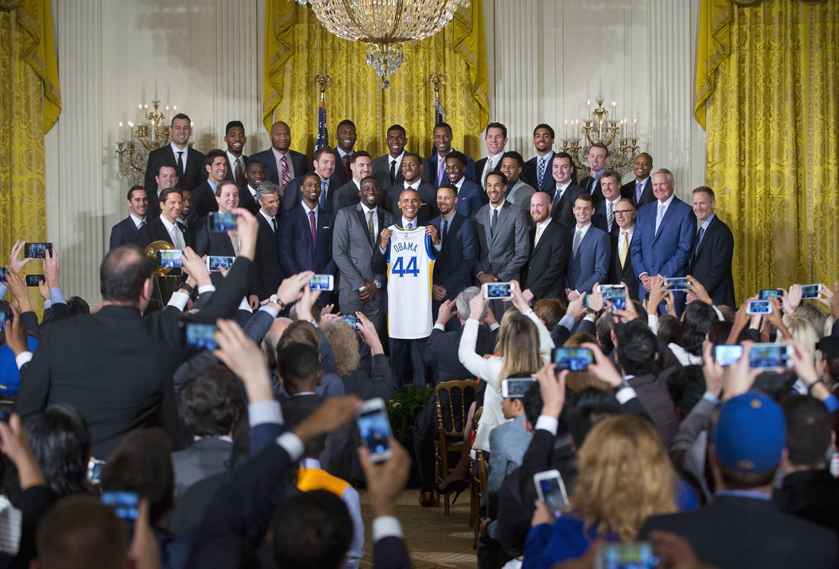 Los Golden State Warrior fueron homenajeados por el presidente de Estados Unidos, Barack Obama. (Foto Prensa Libre: AFP)