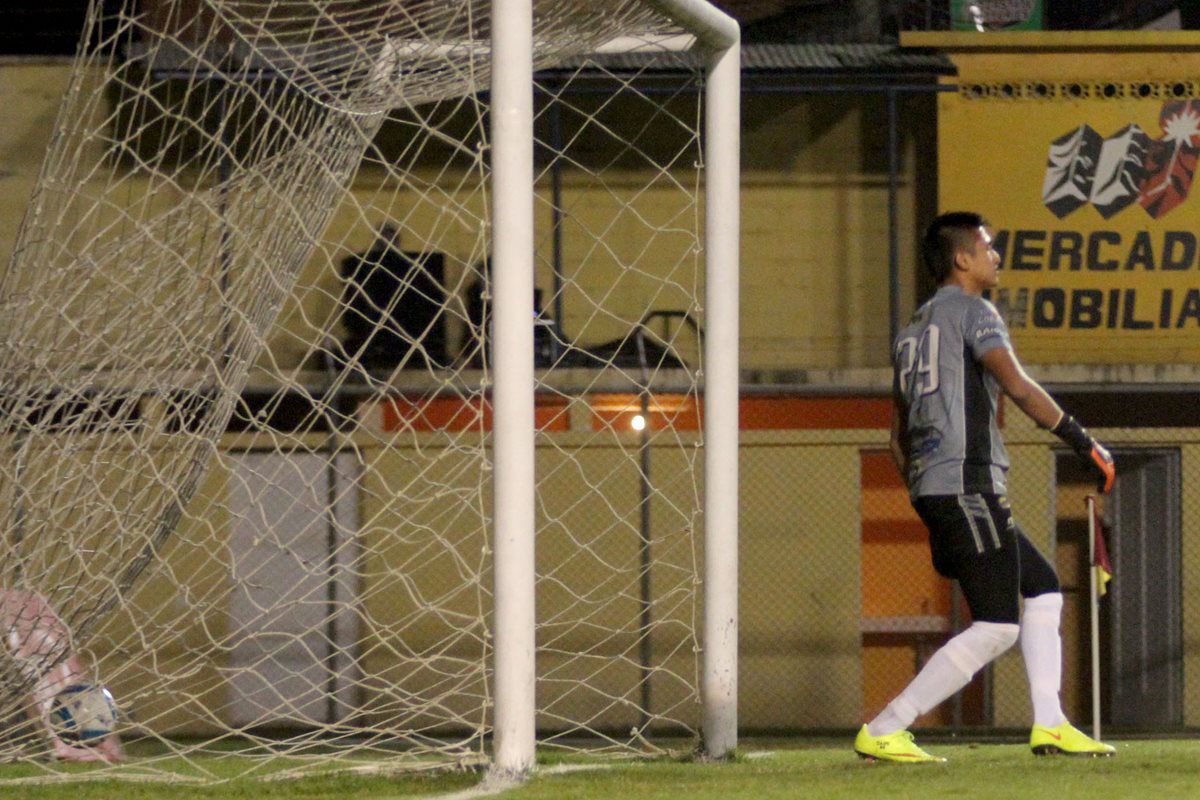 José García no puede hacer nada en la primera anotación del partido. (Foto Prensa Libre: Aroldo Marroquín)