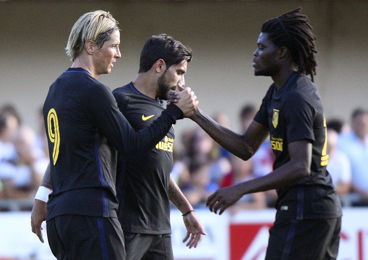 Torres celebra con Partey durante su primer partido de pretemporada este sábado. (Foto Prensa Libre: EFE)