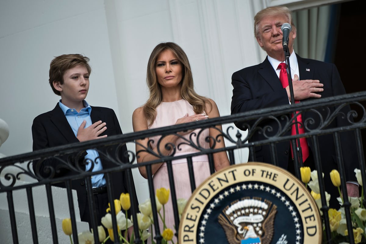 Donald Trump, momentos después de que su esposa le recriminó su poco respeto. (Foto Prensa Libre: AFP)