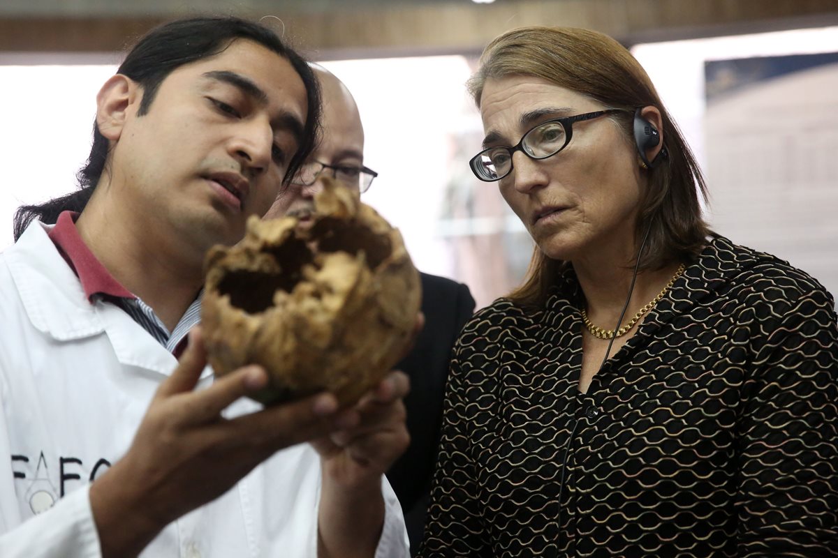La subsecretaría para Seguridad Civil, Democracia y Derechos Humanos de EE.UU., visitó la sede de la Fundación de Antropología.  (Foto Prensa Libre: EFE)
