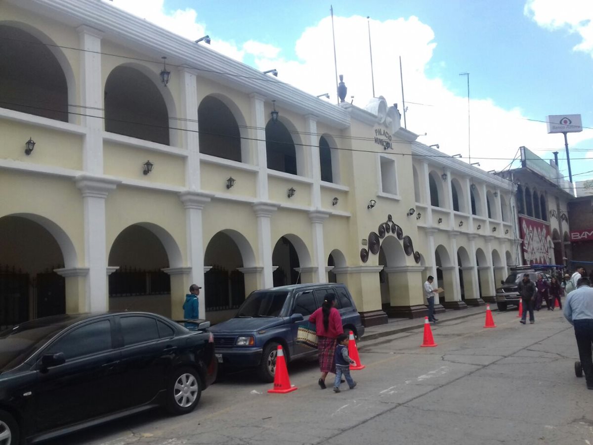 Con la creación de un reglamento, la comuna de Tecpán Guatemala, Chimaltenango, busca regular el funcionamiento de negocios. El comercio de ese municipio es considerado uno de los más importantes del departamento. (Foto Prensa Libre: Víctor Chamalé)