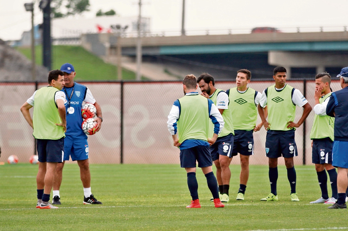 Los seleccionados se entrenan en una de las canchas alternas del estadio Toyota Park, la casa del Chicago Fire, donde cerraron su preparación.(Foto Prensa Libre: Cortesía CDG)