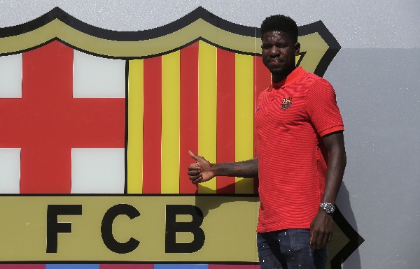 El Barcelona le dio la bienvenida al francés Samuel Umtiti. (Foto Prensa Libre: AFP).