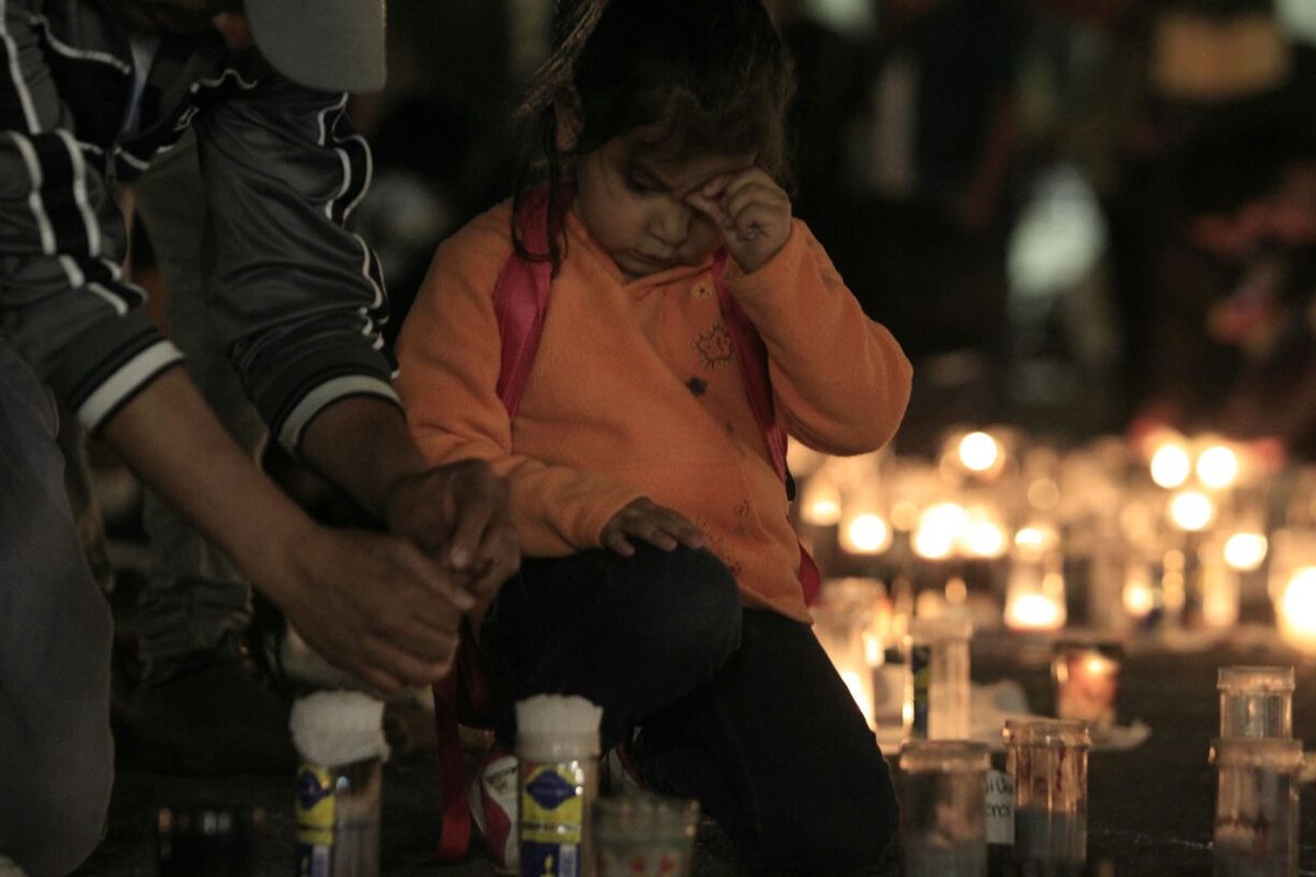 Peatones, entre adultos y niños, encendieron veladoras en la alfombra hecha con mensajes en demanda de justicia por la muerte de menores del Hogar Seguro Virgen de la Asunción.