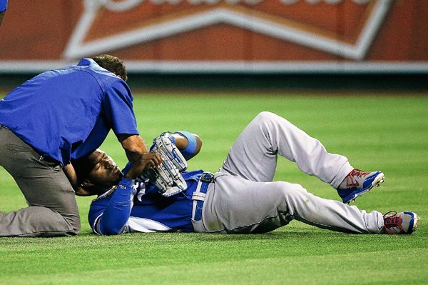 Yasiel Puig es atendido después de sufrir un choque con Howie Kendrick, en juego de preparación. (Foto Prensa Libre:AP)