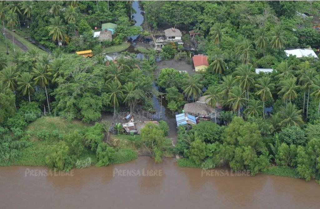 Pobladores de una comunidad de Nueva Concepción, Escuintla, se hallan afectados por inundación causada por el desbordamiento del río Coyolate. (Foto Prensa Libre: Enrique Paredes)