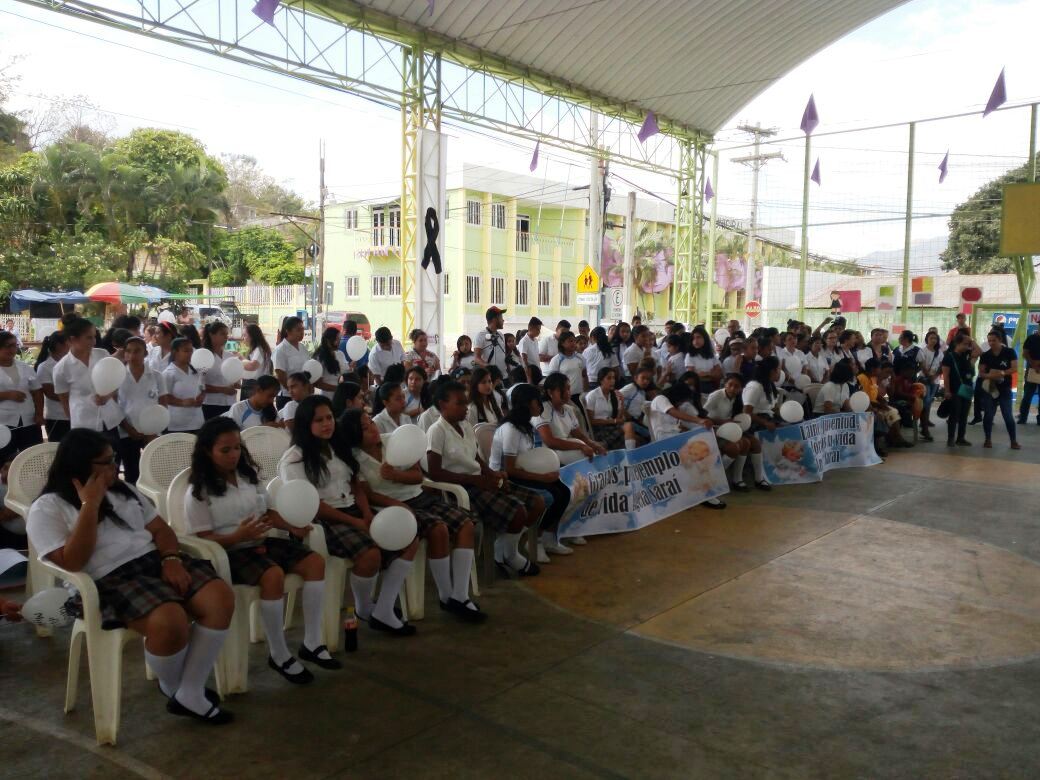 Unas 250 personas se concentraron en la cancha deportiva de Camotán para exigir justicia. (Foto Prensa Libre: Mario Morales)