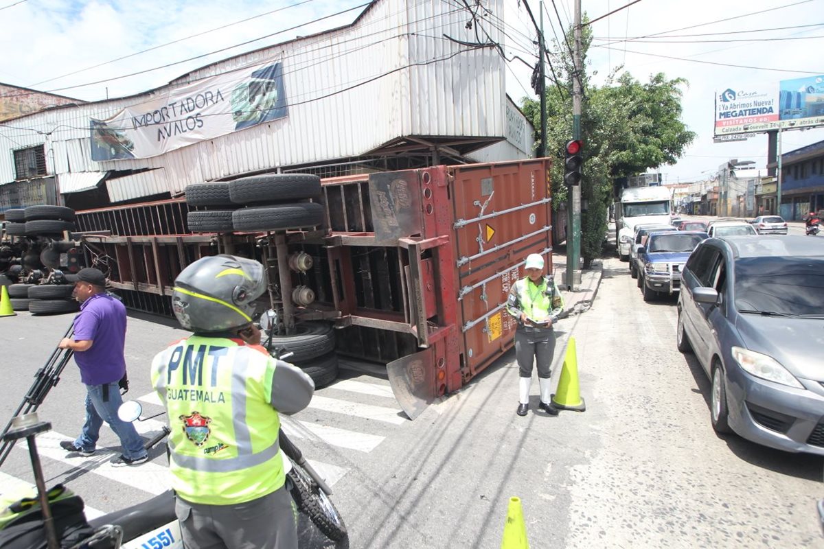 El tráiler volcó al intentar incorporarse a la 10a. avenida por la Calle Martí, zona 2. (Foto Prensa Libre: Erick Avila)