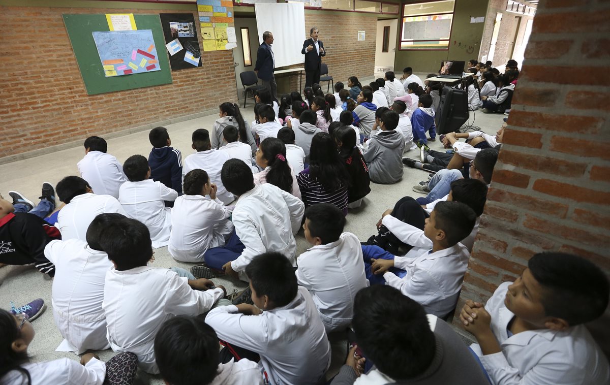 Niños migrantes no tienen acceso a educación en al menos cuatro estados de EE. UU. (Foto Prensa Libre: Agencia EFE)