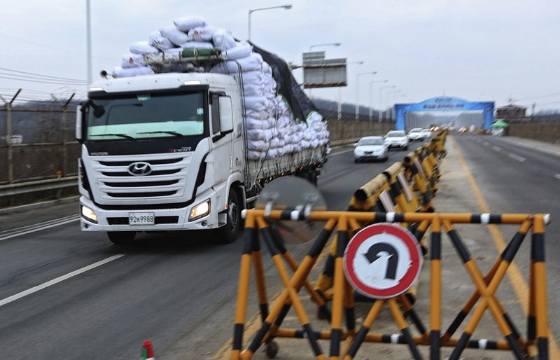 Corea del Sur comenzó hoy a repatriar a sus ciudadanos que trabajan en el complejo de Kaesong, en Corea del Norte. (Foto Prensa Libre: EFE)