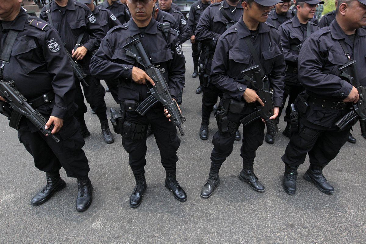 Los cuerpos policiales de Centroamérica se enfrentan ahora al desafío de la migración de las pandillas. (Foto Prensa Libre: EFE).