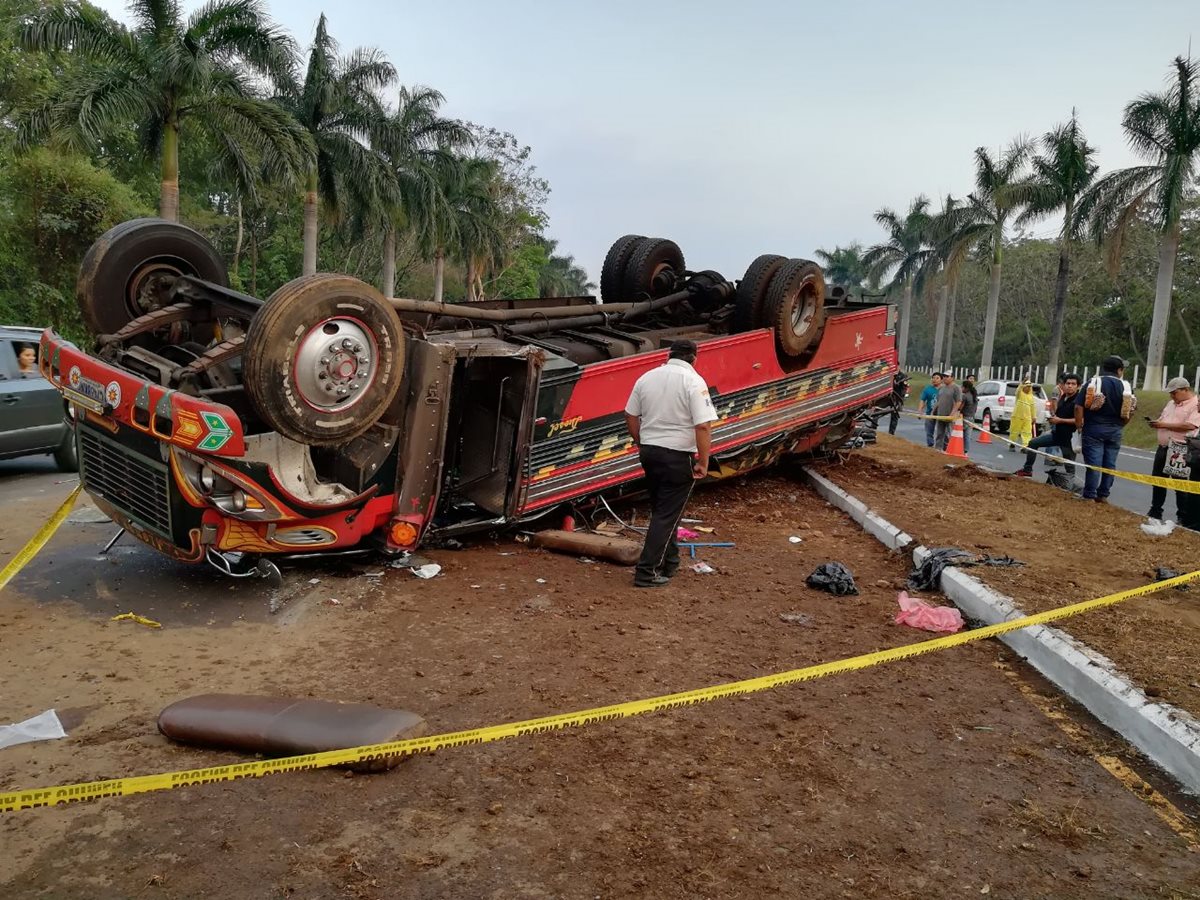 Bus quedó destruido a causa del impacto. (Foto Prensa Libre: Enrique Paredes).