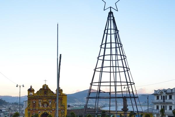 El fuego solo dejó la estructura metálica del árbol. (Foto Prensa Libre: Édgar Domínguez)