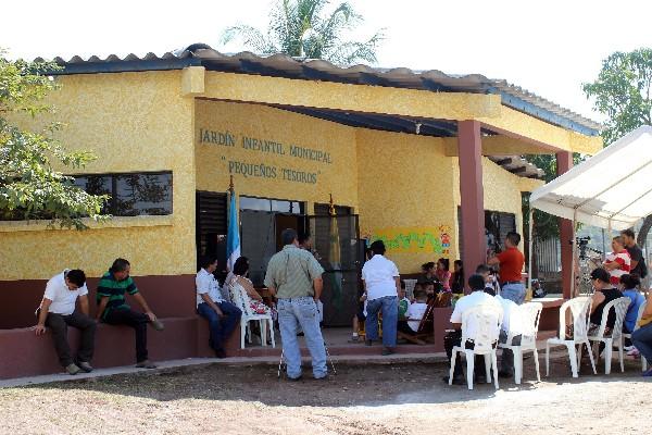 Vecinos y autoridades ediles de Gualán, Zacapa, durante reapertura de jardín Pequeños Tesoros.