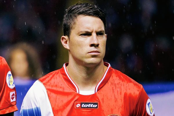 Bryan Oviedo no estuvo presente con Costa Rica en el Mundial de Brasil 2014 por lesión. (Foto Prensa Libre: AP).