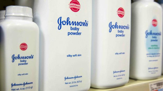 Johnson&Johnson deberá pagar US$110 millones por el caso de una mujer que sufre cáncer de ovario. (REUTERS).